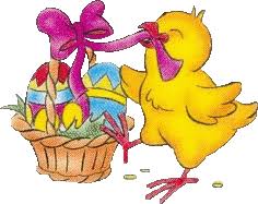 Kurczak ozdabiający koszyk kokardką